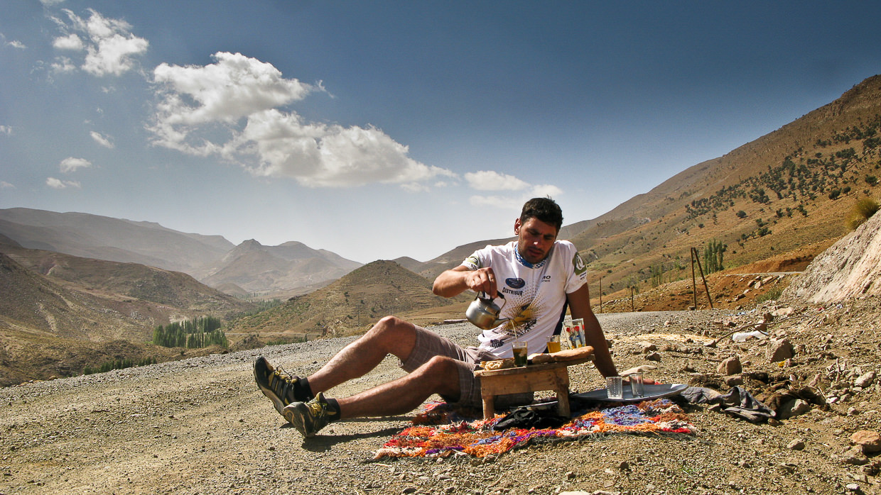 A cyclist having a tea on his way cycling to Imilchil